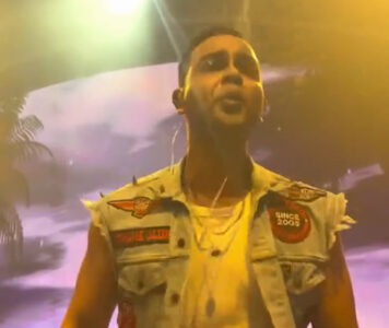 گلوکار کی کنسرٹ کے دوران مداح پر تھوکنے کی ویڈیو وائرل.mp4 snapshot 00.07.987